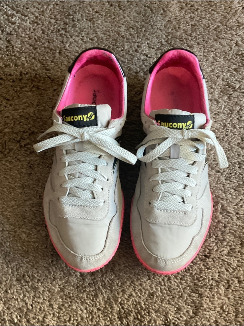 Saucony Women’s Lite grey Sneakers with Pink Lining and Pink Sole Trim